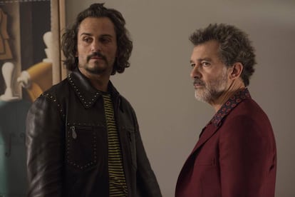 Asier Etxeandia, cuyo personaje dicen que está basado en Eusebio Poncela, y Antonio Banderas en 'Dolor y gloria' (2019).