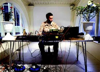 La instalación electroacústica <i>12 tones </i> realizada en directo por Carlum Stirling.
