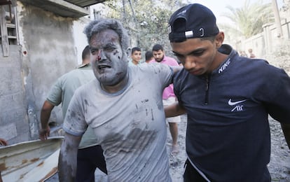 Un hombre herido rescatado de entre los escombros de un edificio derruido, a causa de un ataque israelí, este jueves en Deir al Balah, en el centro de la franja de Gaza.
