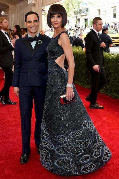 Zac Posen posó de lo más feliz junto a Katie Holmes.