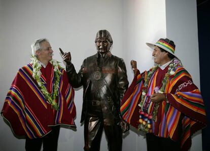 Evo Morales, à direita, e o vice-presidente García Linera junto a uma estátua do presidente.
