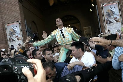 La apoteosis, David Mora sale por la puerta grande de Las Ventas tras su histórica faena a 'Malagueño', el gran protagonista junto al torero de una tarde con toros bien presentados, pero mansos y broncos.