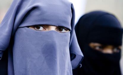 Una mujer con niqab en una manifestaci&oacute;n en La Haya contra la prohibici&oacute;n del velo integral en 2006.