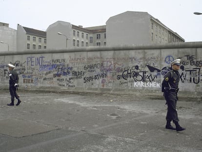 Military patrolling west side of Berlin Wall.    (Photo by Diana Walker/Getty Images) junio de 1987