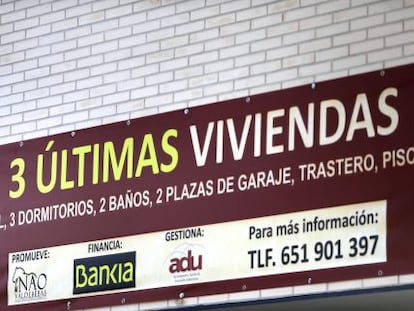 Cartel de venta de viviendas en un edificio de Valdebebas, Madrid. EFE/Archivo