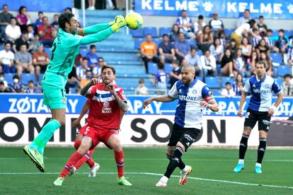 Diego López despeja un balón colgado al área con los puños en el duelo Alavés-Espanyol.