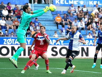 Diego López despeja un balón colgado al área con los puños en el duelo Alavés-Espanyol.