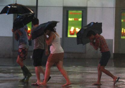 Turistas atraviesan Times Square en mitad de la tormenta