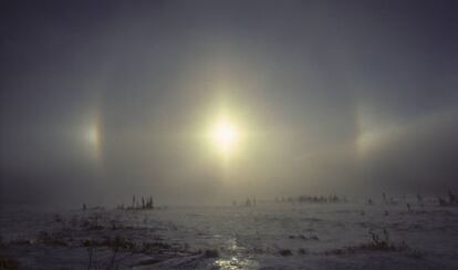 Un halo se forma cuando la luz del sol choca con cristales de hielo hexagonales. Manitoba (Canadá).
