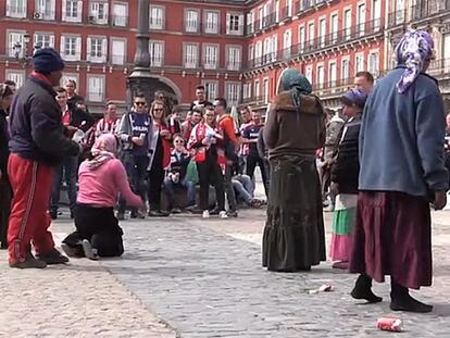 Mendigas rumanas, vejadas por hinchas del PSV Eindhoven en la Plaza Mayor de Madrid.