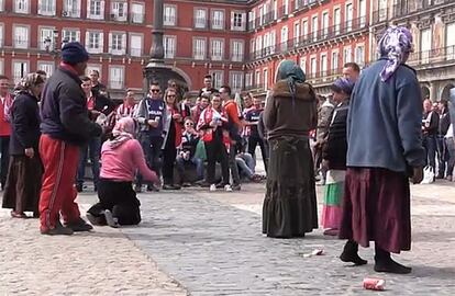 Mendigas rumanas, vejadas por hinchas del PSV Eindhoven en la Plaza Mayor de Madrid.