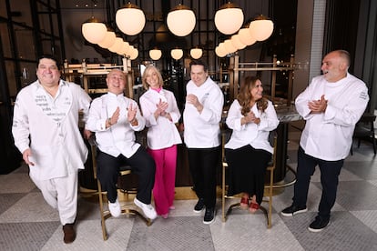 De izquierda a derecha, los cocineros Gastón Acurio, Nobu Matsuhisa, Mich Turner, Costas Spiliadis, Ariana Bundy y José Andrés, en el Atlantis The Royal, hotel en Dubái donde todos ellos tienen restaurante.