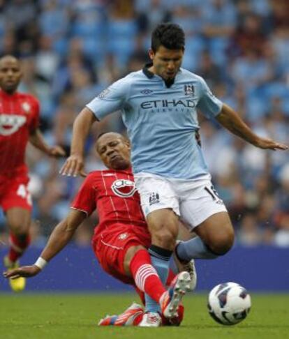 Agüero trata de eludir a Clyne, del Southampton.