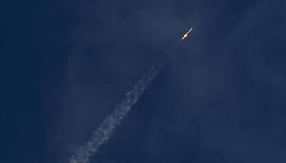 Un cohete transporta al X-37B tras despegar de Cabo Ca&ntilde;averal (Florida).