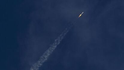 Un cohete transporta al X-37B tras despegar de Cabo Cañaveral (Florida).