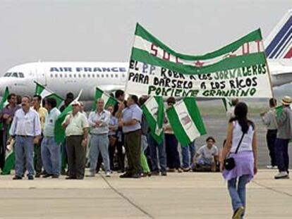 Los jornaleros invaden una de las pistas del aeropuerto de Sevilla.