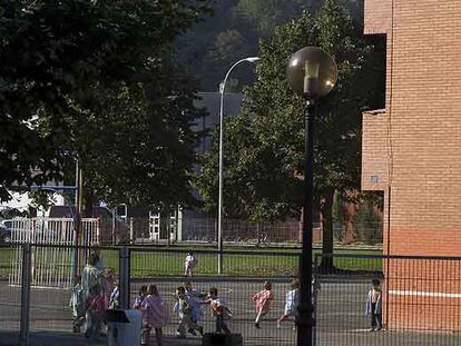 Un grupo de niños juega en el patio del colegio San Martín de Aguirre.