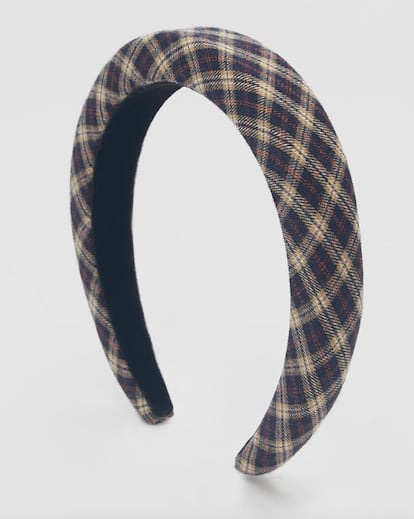 Esta diadema con volumen y de cuadros tartán puede ser la perfecta aliada para tus looks con vaqueros o tus conjuntos de inspiración preppy. Es de Zara y actualmente tiene un precio de 2,99 euros.