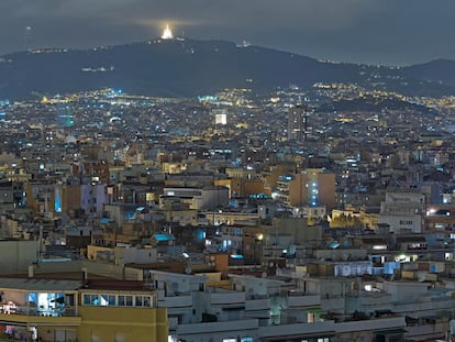 Panoramica nocturna de Barcelona desde Montjuic.