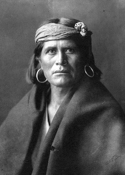El Jefe Hopi Chief, con pendientes de aro, en una foto de Edward S Curtis de 1903.