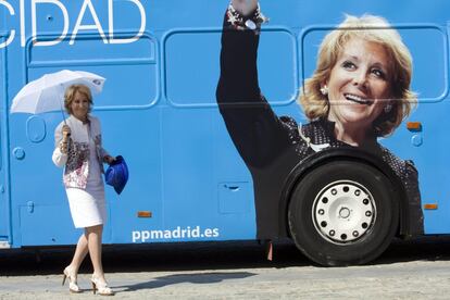 Esperanza Aguirre, pasa ante un autobús electoral con su imagen durante la campaña para las elecciones autonómicas del 22 de mayo, en Tres Cantos (Madrid), el 11 de mayo de 2011.