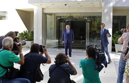 El presidente de El Corte Inglés, Isidoro Álvarez, posa para la prensa antes de la Junta de Accionistas de la empresa en los que se ha presentado los resultados del ejercicio fiscal 2011
