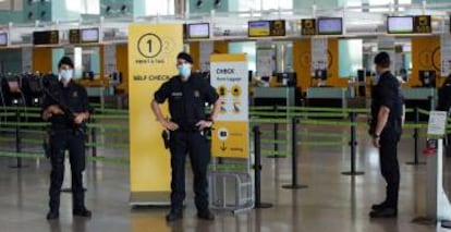 Efectivos policiales en la terminal 1 del aeropuerto Josep Tarradellas Barcelona El Prat.