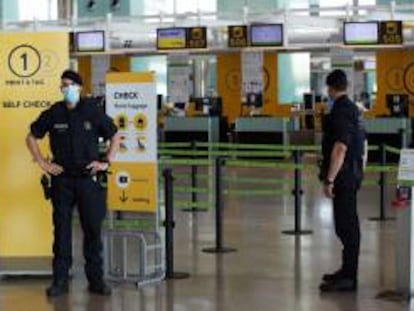 Efectivos policiales en la terminal 1 del aeropuerto Josep Tarradellas Barcelona El Prat.