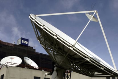 Antena parabólica en el exterior de la sede de los informativos de RTVE.
