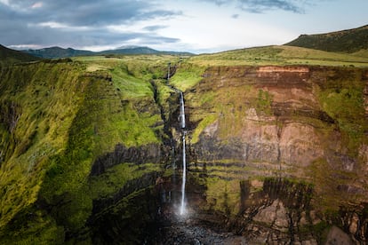 Una de las escenográficas cascadas en Fajã Grande, en la isla de Flores (Azores).