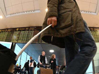 Viajeros caminan por la terminal 2 del Aeropuerto Adolfo Suárez-Barajas en Madrid.