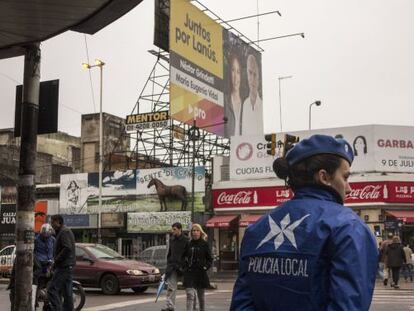 Una de las calles céntricas de Lanús, otro de los municipios del Gran Buenos Aires, en los que venció el kirchnerismo.