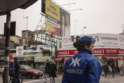 Una de las calles céntricas de Lanús, otro de los municipios del Gran Buenos Aires, en los que venció el kirchnerismo.