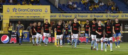 El Celta saltó al campo con unas camisetas que exhibían la leyenda "Dor e rabia" ("Dolor y rabia") tras la oleada de incendios que asoló Galicia el pasado fin de semana.