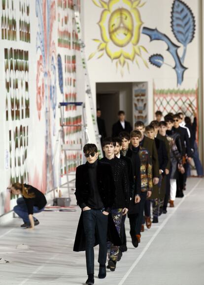 Los murales que durante una semana se han estado pintando en una sala del Grand Palais se terminaron ayer, delante del público, mientras se presentaba la colección del belga Dries Van Noten. Los dibujos reverberaban en la ropa en un juego de acciones y tiempos paralelos. Los diseños querían evocar el atrevimiento de dos tipos alejados cronológicamente: el músico Frank Zappa (1940-1993) y el escritor Oscar Wilde (1854-1900).