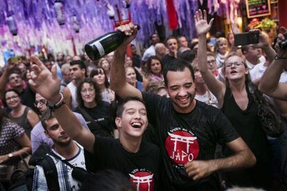 Vecinos de Verdi celebran el premio a mejor decorado de las fiestas de Gr&agrave;cia. 