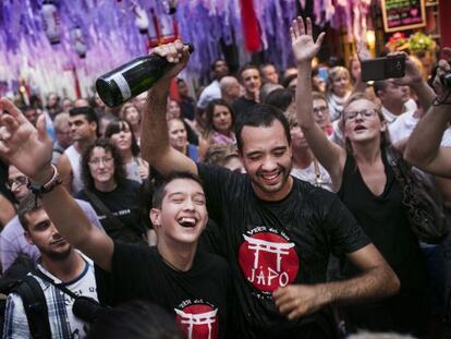 Vecinos de Verdi celebran el premio a mejor decorado de las fiestas de Gr&agrave;cia. 