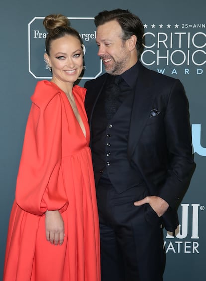 Olivia Wilde y Jason Sudeikis en una entrega de premios en Santa Mónica, California, el 12 de enero de 2020.