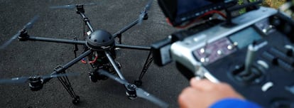 Una de las funciones para la que ya se usan drones es para la supervisión de cables de alta tensión.