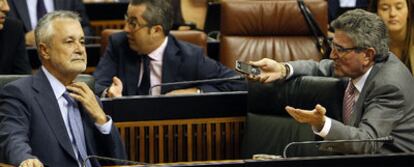 José Antonio Griñán y Luis Pizarro, en un pleno del Parlamento celebrado en octubre de 2010.