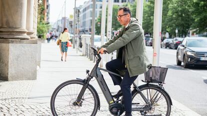 El ministro alemán de Agricultura, el verde Cem Özdemir, tras la entrevista abandonaba su despacho en Berlín para ir a votar en el Parlamento en bicicleta, el 12 de abril.