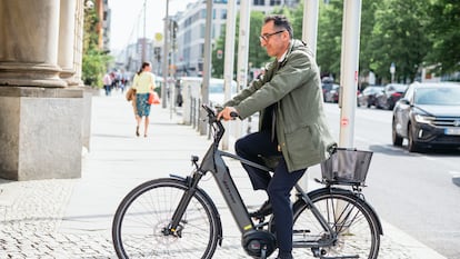 El ministro alemán de Agricultura, el verde Cem Özdemir, tras la entrevista abandonaba su despacho en Berlín para ir a votar en el Parlamento en bicicleta, el 12 de abril.