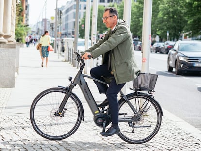 El ministro alemán de Agricultura, el verde Cem Özdemir, tras la entrevista abandonaba su despacho en Berlín para ir a votar en el Parlamento en bicicleta, el 12 de abril.