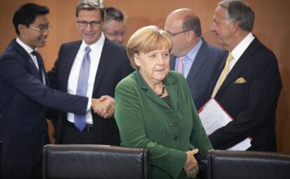 La canciller alemana, Angela Merkel, asiste a una reunión de gabinete en la Cancillería Federal en Berlín.