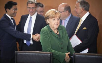 La canciller alemana, Angela Merkel, asiste a una reuni&oacute;n de gabinete en la Canciller&iacute;a Federal en Berl&iacute;n.