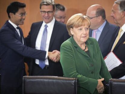 La canciller alemana, Angela Merkel, asiste a una reuni&oacute;n de gabinete en la Canciller&iacute;a Federal en Berl&iacute;n.