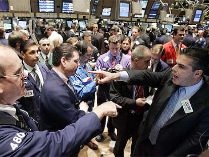 Un grupo de agentes negocia en la Bolsa de Nueva York.