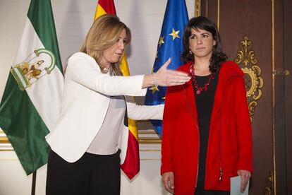 Susana Díaz, durante la reunion con la candidata andaluza de Podemos, Teresa Rodriguez, en Sevilla, el 26 de marzo de 2015.