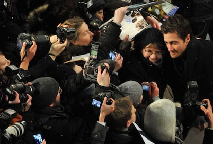 El actor estadounidense, Jake Gyllenhaal, posa con sus fans ante los fotógrafos en la 'premier' de la película 'Adieux à la Reine'.