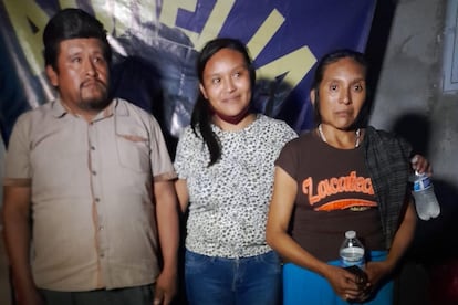 Aurelia García Cruceño fue liberada la noche del 20 de dicimbre de 2022. Se encuentra al exterior del Palacio De Justicia Iguala De La Independencia, Guerrero . En la imagen la acompañan su familia y sus abogadas.